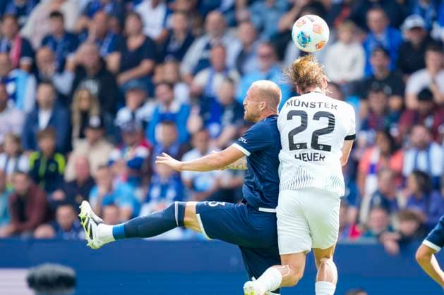 Philipp Hofmann (VfL Bochum) und Jannis Heuer (Preußen Münster) im Kampf um den Ball waehrend des spiels der 2. Bundesliga zwischen VfL Bochum und Preußen Münster, Vonovia Ruhrstadion am 30. August 2025 in Bochum, Deutschland. (Foto von Alex Gottschalk DeFodi Images) +++ Philipp Hofmann (VfL Bochum) und Jannis Heuer (Preußen Münster) battle for the ball during the 2. Bundesliga match between VfL Bochum and Preußen Münster at Vonovia Ruhrstadion on August 30, 2025 in Bochum, Germany. (Photo by Alex Gottschalk DeFodi Images) DFB DFL REGULATIONS PROHIBIT ANY USE OF PHOTOGRAPHS AS IMAGE SEQUENCES AND OR QUASI-VIDEO. (Photo by Alex Gottschalk DeFodi Images) DFB DFL REGULATIONS PROHIBIT ANY USE OF PHOTOGRAPHS AS IMAGE SEQUENCES AND OR QUASI-VIDEO.