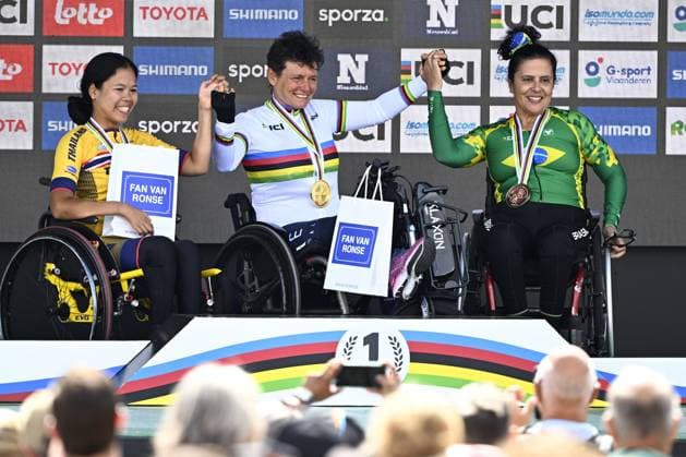 Sport Bilder des Tages Thailand Patcharapha Seesen (WH2), Italy Roberta Amadeo (WH2) and Brazil Gilmara Sol Do Rosario Goncalves (WH2) pictured on the podium of the UCI Para-cycling Road World Championships, Saturday 30 August 2025, in Ronse. The UCI Para-Cycling Road World Championships take place from 28 to 31 Augustus in Ronse. JASPERxJACOBS  x132819841x