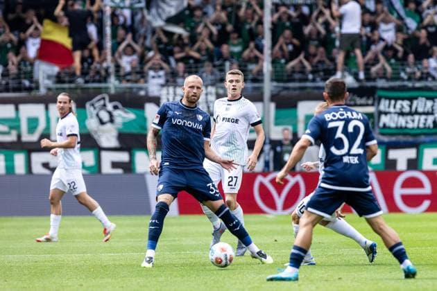2. Fußball Bundesliga: VfL Bochum - SC Preußen Münster; 30.08.2025 Philipp Hofmann (VfL Bochum, 33), Jano ter Horst (SC Preußen Münster, 27) 2. Fußball Bundesliga: VfL Bochum - SC Preußen Münster; Vonovia-Ruhrstadion, Bochum; 30.08.2025 DFL regulations prohibit any use of photographs as image sequences and or quasi video.