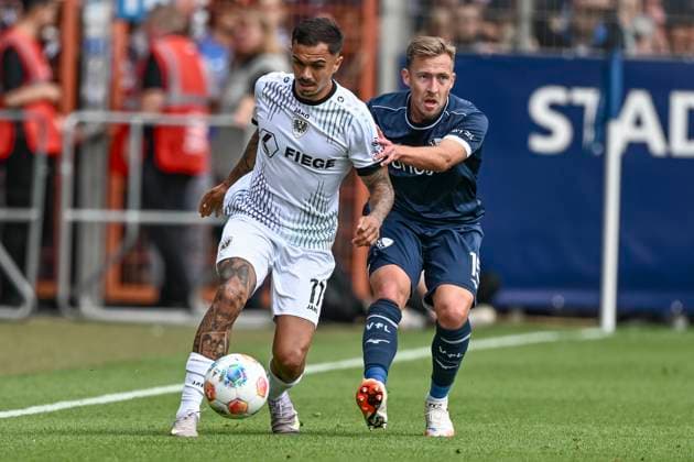 v. li. im Zweikampf Oliver Batista-Meier (Preussen Muenster 17) Felix Passlack (Bochum 15) 30.08.2025 Fussball VfL Bochum vs SC Preussen Muenster, Vonovia Ruhrstadion, Bochum, DFB DFL REGULATIONS PROHIBIT ANY USE OF PHOTOGRAPHS AS IMAGE SEQUENCES AND OR QUASI-VIDEO