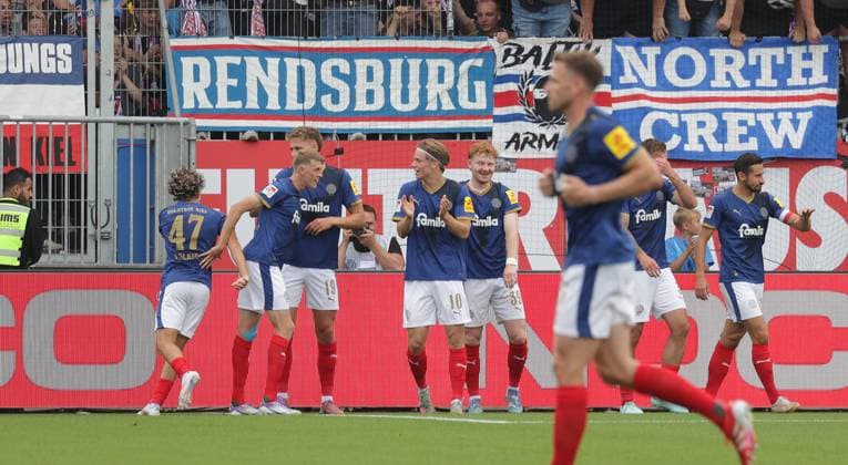 Jubel 1-0 durch Phil Harres (Holstein Kiel)19 Fussball, Herren, Saison 2025 2026, 2.BL, Holstein Stadion, Holstein Kiel gegen Hannover 96 DFL REGULATIONS PROHIBIT ANY USE OF PHOTOGRAPHS AS IMAGE SEQUENCES AND OR QUASI-VIDEO.