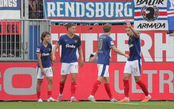 Jubel 1-0 durch Phil Harres (Holstein Kiel) Fussball, Herren, Saison 2025 2026, 2.BL, Holstein Stadion, Holstein Kiel gegen Hannover 96 DFL REGULATIONS PROHIBIT ANY USE OF PHOTOGRAPHS AS IMAGE SEQUENCES AND OR QUASI-VIDEO.