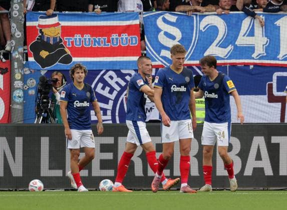 Jubel 1-0 durch Phil Harres (Holstein Kiel) Fussball, Herren, Saison 2025 2026, 2.BL, Holstein Stadion, Holstein Kiel gegen Hannover 96 DFL REGULATIONS PROHIBIT ANY USE OF PHOTOGRAPHS AS IMAGE SEQUENCES AND OR QUASI-VIDEO.