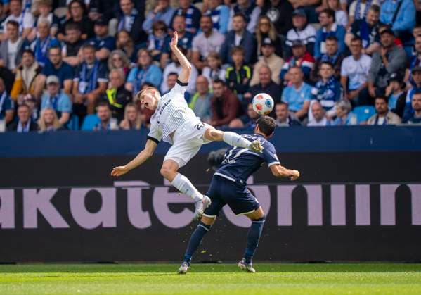 Zweikampf zwischen: Jano ter Horst (SC Preussen Muenster, 27) und Gerrit Holtmann (VfL Bochum, 17) 30.08.2025 VfL Bochum - SC Preußen Münster, Fussball, 2. Bundesliga, vonovia Ruhrstadion, Bochum DFL regulations prohibit any use of photographs as image sequences and or quasi-video.