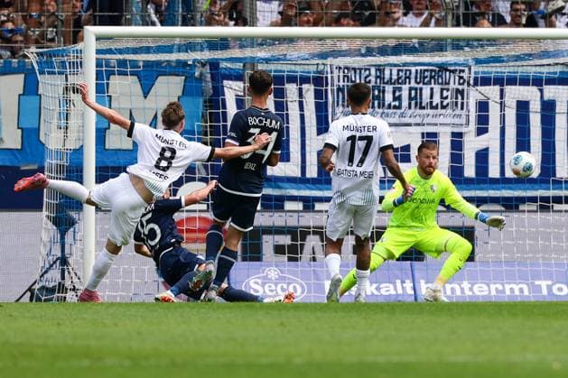 Sport Bilder des Tages 4. Spieltag, 2. Bundesliga: VfL Bochum - SC Preussen Muenster, Vonovia Ruhrstadion, DFB DFL REGULATIONS PROHIBIT ANY USE OF PHOTOGRAPHS AS IMAGE SEQUENCES AND OR QUASI-VIDEO.