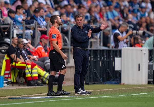 Dieter Hecking (VfL Bochum, Trainer) diskutiert mit Julius Martenstein (DFB-Schiedsrichter) 30.08.2025 VfL Bochum - SC Preußen Münster, Fussball, 2. Bundesliga, vonovia Ruhrstadion, Bochum DFL regulations prohibit any use of photographs as image sequences and or quasi-video.