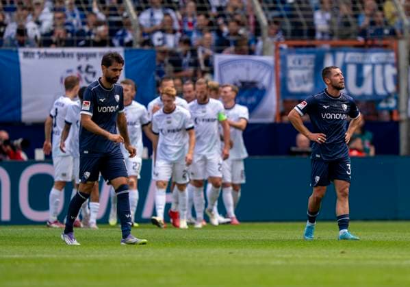 Maximilian Wittek (VfL Bochum, 32) re. und Gerrit Holtmann (VfL Bochum, 17) enttäuscht nach dem Gegentor. Hinten feiert die Mannschaft von Preußen Münster 30.08.2025 VfL Bochum - SC Preußen Münster, Fussball, 2. Bundesliga, vonovia Ruhrstadion, Bochum DFL regulations prohibit any use of photographs as image sequences and or quasi-video.