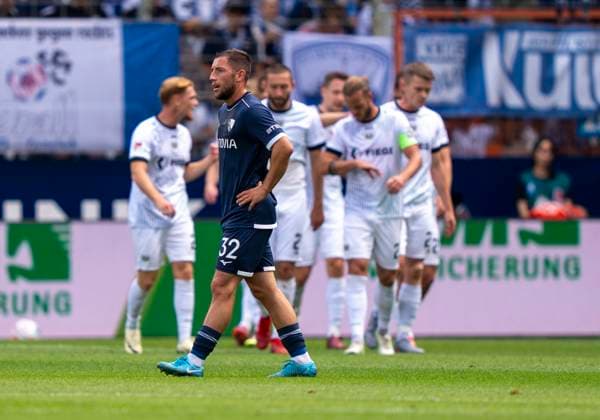 Maximilian Wittek (VfL Bochum, 32) enttäuscht nach dem Gegentor. Hinten feiert die Mannschaft von Preußen Münster 30.08.2025 VfL Bochum - SC Preußen Münster, Fussball, 2. Bundesliga, vonovia Ruhrstadion, Bochum DFL regulations prohibit any use of photographs as image sequences and or quasi-video.