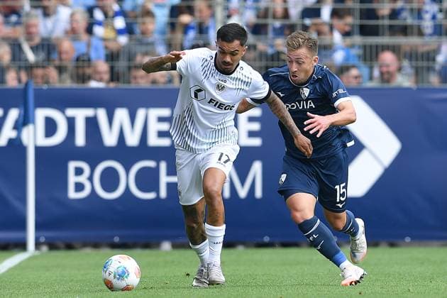 Fußball 2. Bundesliga 4. Spieltag VfL Bochum - SC Preußen Münster am 30.08.2025 im Vonovia Ruhrstadion in Bochum Oliver Batista Meier ( Münster ), links - Felix Passlack ( Bochum ), rechts DFL regulations prohibit any use of photographs as image sequences and or quasi-video.