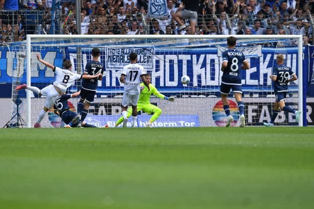 Fußball 2. Bundesliga 4. Spieltag VfL Bochum - SC Preußen Münster am 30.08.2025 im Vonovia Ruhrstadion in Bochum Torschuss Tor zum 0:1 durch Joshua Mees ( Münster ) DFL regulations prohibit any use of photographs as image sequences and or quasi-video.