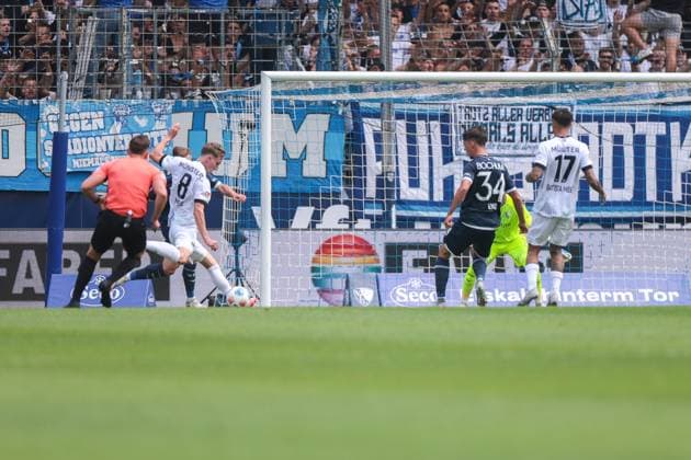 30.08.2025, 2. Bundesliga, 4. Spieltag, VfL Bochum 1848 - Preußen Münster, Joshua Mees (Preußen Münster) trifft zum 0:1 gegen Torwart Timo Horn (VfL Bochum 1848), Bochum Vonovia Ruhrstadion NRW Deutschland xRHR-FOTO DEx