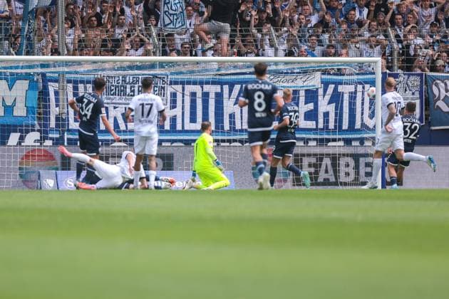30.08.2025, 2. Bundesliga, 4. Spieltag, VfL Bochum 1848 - Preußen Münster, Joshua Mees (Preußen Münster) trifft zum 0:1 gegen Torwart Timo Horn (VfL Bochum 1848), Bochum Vonovia Ruhrstadion NRW Deutschland xRHR-FOTO DEx