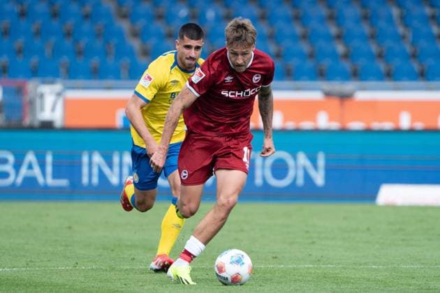 Joel Grodowski (Nr. 11 DSC Arminia Bielefeld) gegen Abdel-Haq Awali (Nr. 28 Eintracht Braunschweig) GER, Eintracht Braunschweig gegen DSC Arminia Bielefeld, Fussball, 2. Bundesliga, 4. Spieltag, Spielzeit 2025 26, 30.08.2025 DFL REGULATIONS PROHIBIT ANY USE OF PHOTOGRAPHS AS IMAGE SEQUENCES AND OR QUASI-VIDEO GER, Eintracht Braunschweig gegen DSC Arminia Bielefeld, Fussball, 2. Bundesliga, 4. Spieltag, Spielzeit 2025 26, 30.08.2025 Braunschweig