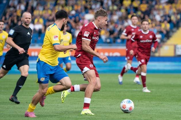 Joel Grodowski (Nr. 11 DSC Arminia Bielefeld) gegen Mehmet Can Aydin (Nr. 8 Eintracht Braunschweig) GER, Eintracht Braunschweig gegen DSC Arminia Bielefeld, Fussball, 2. Bundesliga, 4. Spieltag, Spielzeit 2025 26, 30.08.2025 DFL REGULATIONS PROHIBIT ANY USE OF PHOTOGRAPHS AS IMAGE SEQUENCES AND OR QUASI-VIDEO GER, Eintracht Braunschweig gegen DSC Arminia Bielefeld, Fussball, 2. Bundesliga, 4. Spieltag, Spielzeit 2025 26, 30.08.2025 Braunschweig