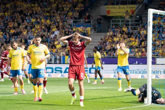 Joel Grodowski (Nr. 11 DSC Arminia Bielefeld) aergert sich GER, Eintracht Braunschweig gegen DSC Arminia Bielefeld, Fussball, 2. Bundesliga, 4. Spieltag, Spielzeit 2025 26, 30.08.2025 DFL REGULATIONS PROHIBIT ANY USE OF PHOTOGRAPHS AS IMAGE SEQUENCES AND OR QUASI-VIDEO GER, Eintracht Braunschweig gegen DSC Arminia Bielefeld, Fussball, 2. Bundesliga, 4. Spieltag, Spielzeit 2025 26, 30.08.2025 Braunschweig