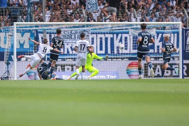 30.08.2025, 2. Bundesliga, 4. Spieltag, VfL Bochum 1848 - Preußen Münster, Joshua Mees (Preußen Münster) trifft zum 0:1 gegen Torwart Timo Horn (VfL Bochum 1848), Bochum Vonovia Ruhrstadion NRW Deutschland xRHR-FOTO DEx