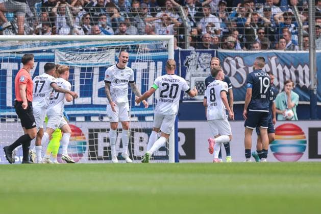 30.08.2025, 2. Bundesliga, 4. Spieltag, VfL Bochum 1848 - Preußen Münster, Marvin Schulz (Preußen Münster) bejubelt das Tor zum 0:1 zusammen mit seinen Mitspielern, Bochum Vonovia Ruhrstadion NRW Deutschland xRHR-FOTO DEx