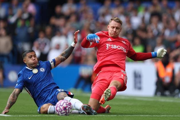 Sport Bilder des Tages 30th August 2025; Stamford Bridge, Chelsea, London, England: Premier League Football, Chelsea versus Fulham; goalkeeper Bernd Leno of Fulham manages to clear just in time before a sliding tackle from Enzo Fernandez of Chelsea  KatiexChan