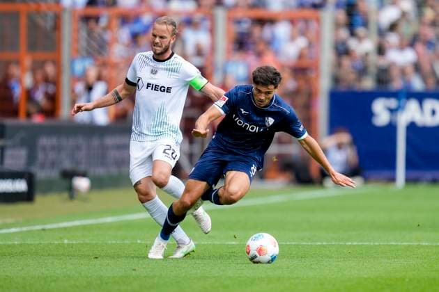 Jorrit Hendrix (Preußen Münster) und Kjell Wätjen (VfL Bochum) im Kampf um den Ball waehrend des spiels der 2. Bundesliga zwischen VfL Bochum und Preußen Münster, Vonovia Ruhrstadion am 30. August 2025 in Bochum, Deutschland. (Foto von Alex Gottschalk DeFodi Images) +++ Jorrit Hendrix (Preußen Münster) und Kjell Wätjen (VfL Bochum) battle for the ball during the 2. Bundesliga match between VfL Bochum and Preußen Münster at Vonovia Ruhrstadion on August 30, 2025 in Bochum, Germany. (Photo by Alex Gottschalk DeFodi Images) DFB DFL REGULATIONS PROHIBIT ANY USE OF PHOTOGRAPHS AS IMAGE SEQUENCES AND OR QUASI-VIDEO. (Photo by Alex Gottschalk DeFodi Images) DFB DFL REGULATIONS PROHIBIT ANY USE OF PHOTOGRAPHS AS IMAGE SEQUENCES AND OR QUASI-VIDEO.