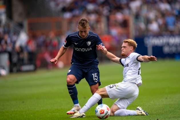 Zweikampf zwischen: Luca Bolay (SC Preussen Muenster, 25) und Felix Passlack (VfL Bochum, 15) 30.08.2025 VfL Bochum - SC Preußen Münster, Fussball, 2. Bundesliga, vonovia Ruhrstadion, Bochum DFL regulations prohibit any use of photographs as image sequences and or quasi-video.