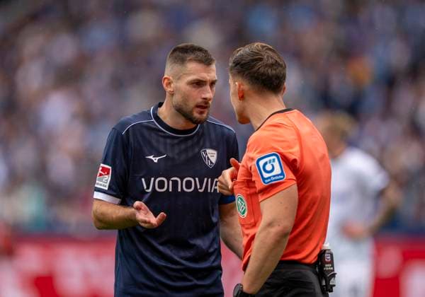 Matus Bero (VfL Bochum, 19) im Gespräch mit Felix Prigan (DFB-Schiedsrichter) 30.08.2025 VfL Bochum - SC Preußen Münster, Fussball, 2. Bundesliga, vonovia Ruhrstadion, Bochum DFL regulations prohibit any use of photographs as image sequences and or quasi-video.