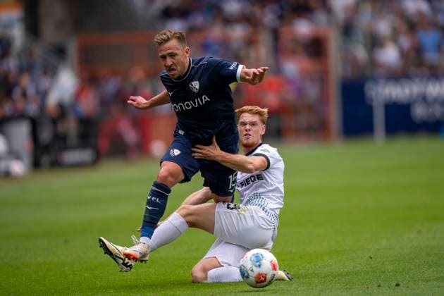 Zweikampf zwischen: Luca Bolay (SC Preussen Muenster, 25) und Felix Passlack (VfL Bochum, 15) 30.08.2025 VfL Bochum - SC Preußen Münster, Fussball, 2. Bundesliga, vonovia Ruhrstadion, Bochum DFL regulations prohibit any use of photographs as image sequences and or quasi-video.