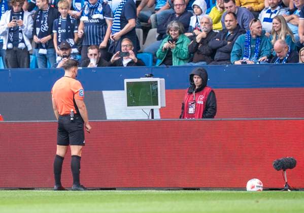 Felix Prigan (DFB-Schiedsrichter) beim VAR Video Assist Videobeweis, Videobeweis, Video Assist, Video Beweis, TV Beweis 30.08.2025 VfL Bochum - SC Preußen Münster, Fussball, 2. Bundesliga, vonovia Ruhrstadion, Bochum DFL regulations prohibit any use of photographs as image sequences and or quasi-video.