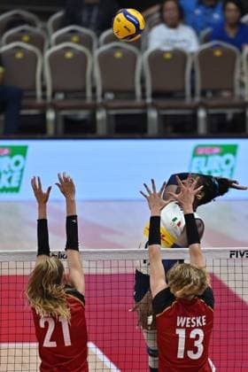 Italy v Germany - FIVB Women’s World Volleyball Championship BANGKOK, THAILAND - AUGUST 30: Emilia Weske (13) and Camilla Weitzel (21) of Germany in action during FIVB Women’s World Volleyball Championship match between Italy and Germany at Huamark Indoor Stadium in Bangkok, Thailand on August 30, 2025. Mustafa Hatipoglu Anadolu Bangkok Thailand. Editorial use only. Please get in touch for any other usage.  Copyright: x2025xAnadoluxMustafaxHatipoglux