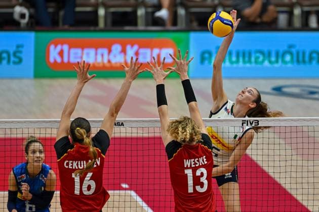 Italy v Germany - FIVB Women’s World Volleyball Championship BANGKOK, THAILAND - AUGUST 30: Emilia Weske (13) and Anastasia Cekulaev (16) of Germany in action during FIVB Women’s World Volleyball Championship match between Italy and Germany at Huamark Indoor Stadium in Bangkok, Thailand on August 30, 2025. Mustafa Hatipoglu Anadolu Bangkok Thailand. Editorial use only. Please get in touch for any other usage.  Copyright: x2025xAnadoluxMustafaxHatipoglux