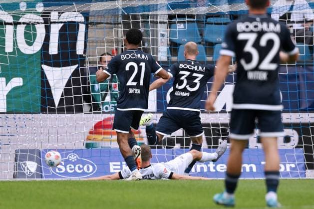 Philipp Hofmann (VfL Bochum), mi., erzielt das VTor zum 1:1 30.08.2025, Fussball 2. Bundesliga, Saison 2025 2026, 4. Spieltag, VfL Bochum - Preußen Münster DFL regulations prohibit any use of photographs as image sequences and or quasi-video Bochum Vonovia Ruhrstadion Nordrhein Westfalen Deutschland