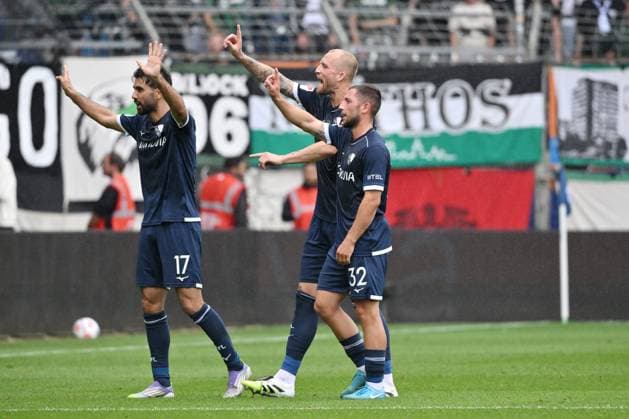 Emotionen nach dem 1:1, v.li., Gerrit Holtmann (VfL Bochum), Philipp Hofmann (VfL Bochum), Maximilian Wittek (VfL Bochum) 30.08.2025, Fussball 2. Bundesliga, Saison 2025 2026, 4. Spieltag, VfL Bochum - Preußen Münster DFL regulations prohibit any use of photographs as image sequences and or quasi-video Bochum Vonovia Ruhrstadion Nordrhein Westfalen Deutschland