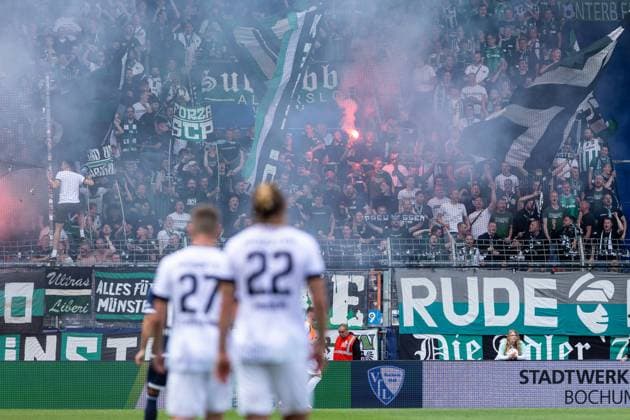 2. Fußball Bundesliga: VfL Bochum - SC Preußen Münster; 30.08.2025 FAns von SC Preußen Münster Zünder Pyrotechnik an. 2. Fußball Bundesliga: VfL Bochum - SC Preußen Münster; Vonovia-Ruhrstadion, Bochum; 30.08.2025 DFL regulations prohibit any use of photographs as image sequences and or quasi video.