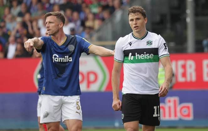 Carl Johansson (Holstein Kiel), Benedikt Pichler (Hannover 96) Fussball, Herren, Saison 2025 2026, 2.BL, Holstein Stadion, Holstein Kiel gegen Hannover 96 DFL REGULATIONS PROHIBIT ANY USE OF PHOTOGRAPHS AS IMAGE SEQUENCES AND OR QUASI-VIDEO.