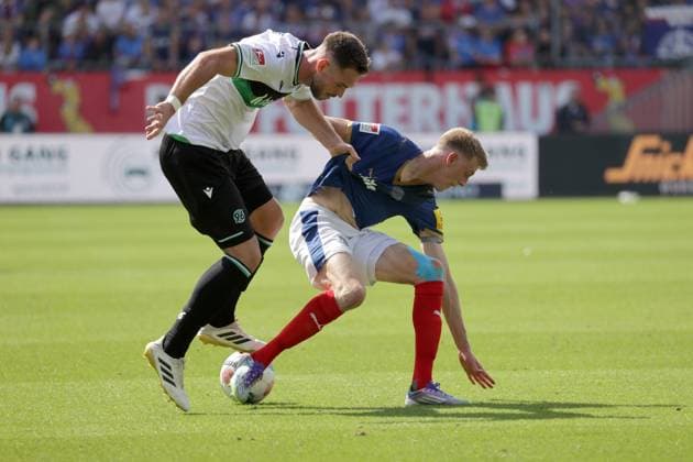 Boris Tomiak (Hannover 96), Alexander Bernhardsson (Holstein Kiel) Fussball, Herren, Saison 2025 2026, 2.BL, Holstein Stadion, Holstein Kiel gegen Hannover 96 DFL REGULATIONS PROHIBIT ANY USE OF PHOTOGRAPHS AS IMAGE SEQUENCES AND OR QUASI-VIDEO.