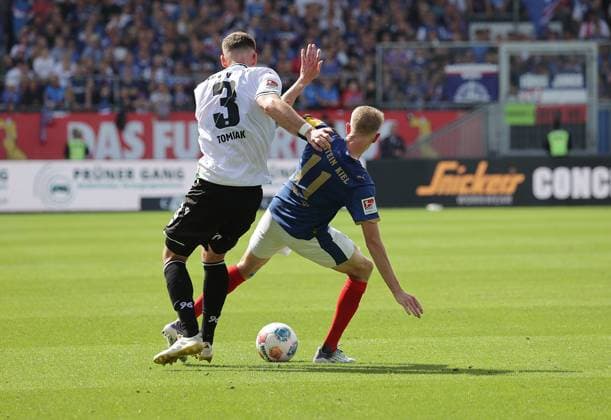 Boris Tomiak (Hannover 96), Alexander Bernhardsson (Holstein Kiel) Fussball, Herren, Saison 2025 2026, 2.BL, Holstein Stadion, Holstein Kiel gegen Hannover 96 DFL REGULATIONS PROHIBIT ANY USE OF PHOTOGRAPHS AS IMAGE SEQUENCES AND OR QUASI-VIDEO.