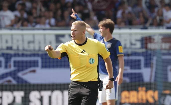 Schiedsrichter Timo Gansloweit Fussball, Herren, Saison 2025 2026, 2.BL, Holstein Stadion, Holstein Kiel gegen Hannover 96 DFL REGULATIONS PROHIBIT ANY USE OF PHOTOGRAPHS AS IMAGE SEQUENCES AND OR QUASI-VIDEO.
