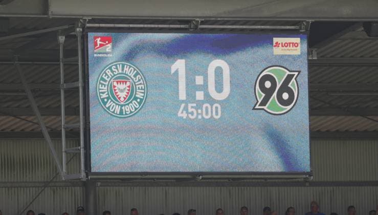 Halbzeit 1-0 Fussball, Herren, Saison 2025 2026, 2.BL, Holstein Stadion, Holstein Kiel gegen Hannover 96 DFL REGULATIONS PROHIBIT ANY USE OF PHOTOGRAPHS AS IMAGE SEQUENCES AND OR QUASI-VIDEO.