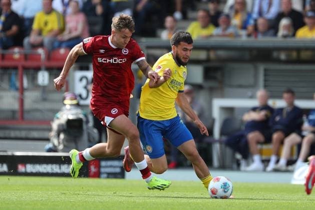 Braunschweig vs. Bielefeld, 2. BL Braunschweig, 30.08.2025, FUßBALL - Eintracht Braunschweig vs. Arminia Bielefeld, 2. BL, Saison 2025 26. Stefano Russo (Arminia Bielefeld), Mehmet Can Aydin (Eintracht Braunschweig) Braunschweig