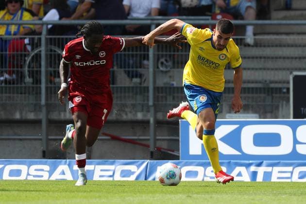 Braunschweig vs. Bielefeld, 2. BL Braunschweig, 30.08.2025, FUßBALL - Eintracht Braunschweig vs. Arminia Bielefeld, 2. BL, Saison 2025 26. Benjamin Boakye (Bielefeld), Fabio Di Michele Sanchez (Eintracht Braunschweig) Braunschweig