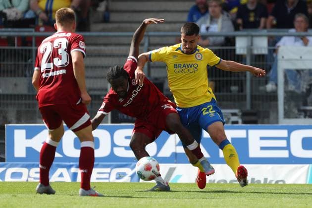 Braunschweig vs. Bielefeld, 2. BL Braunschweig, 30.08.2025, FUßBALL - Eintracht Braunschweig vs. Arminia Bielefeld, 2. BL, Saison 2025 26. Benjamin Boakye (Bielefeld), Fabio Di Michele Sanchez (Eintracht Braunschweig) Braunschweig