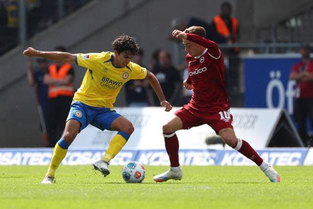 Braunschweig vs. Bielefeld, 2. BL Braunschweig, 30.08.2025, FUßBALL - Eintracht Braunschweig vs. Arminia Bielefeld, 2. BL, Saison 2025 26. Johan Gomez (Eintracht Braunschweig), Marvin Mehlem (Arminia Bielefeld) Braunschweig