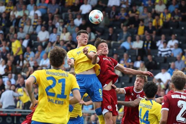 Sport Bilder des Tages Braunschweig vs. Bielefeld, 2. BL Braunschweig, 30.08.2025, FUßBALL - Eintracht Braunschweig vs. Arminia Bielefeld, 2. BL, Saison 2025 26. Erencan Yardimici (Eintracht Braunschweig), Joel Grodowski (Arminia Bielefeld) Braunschweig