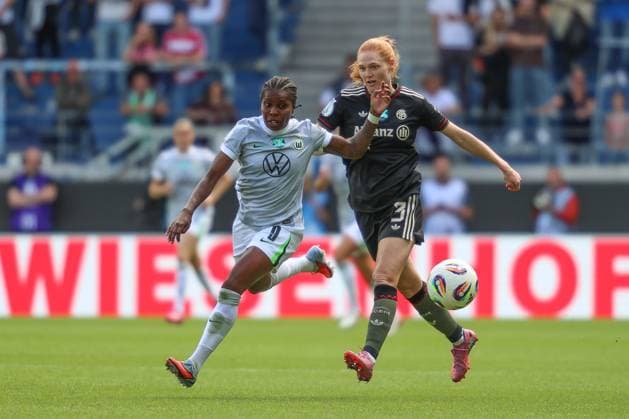 Lineth Beerensteyn (VfL Wolfsburg, 09) im Zweikampf mit Stine Ballisager Pedersen (FC Bayern Muenchen, 03), GER, FC Bayern Muenchen vs. VfL Wolfsburg, Google Pixel Supercup der Frauen, Finale, 2025 2026, 30.08.2025, DFL REGULATIONS PROHIBIT ANY USE OF PHOTOGRAPHS AS IMAGE SEQUENCES AND OR QUASI-VIDEO, GER, FC Bayern Muenchen vs. VfL Wolfsburg, Google Pixel Supercup der Frauen, Finale, 2025 2026, 30.08.2025 Karlsruhe Copyright: xEibner-Pressefoto JanxPrihodax EP_JPA
