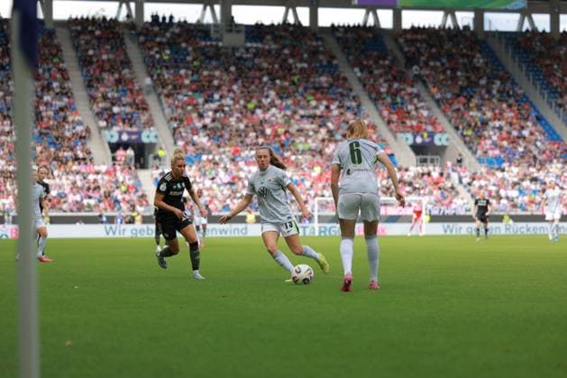 RECORD DATE NOT STATED Janou Levels (15; VFL) kontrolliert den Ball, während Linda Dallmann (10; FC Bayern Frauen 1) und Franziska Kett (20; FC Bayern Frauen 1) verteidigen Fußball I Frauen I Saison 2025-2026 I Supercup I FC Bayern München – VFL Wolfsburg I 29.08.2025 Copyright: xMaxxMesterx