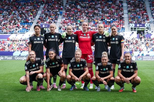 Die Mannschaft des FC Bayern vor dem Spiel, Gruppenfoto, FC Bayern Muenchen Frauen vs. VfL Wolfsburg Frauen, DFL, Bundesliga, Saison 2025 2026, BBBank Wildpark, Google Pixel Supercup der Frauen, 30.08.2025 DFB regulations prohibit any use of photographs as image sequences and or quasi-video Karlsruhe Baden-Wuerttemberg Deutschland