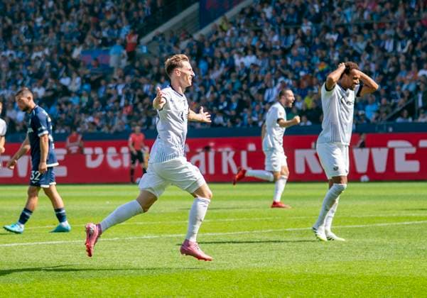 Joshua Mees (SC Preussen Muenster, 8) bejubelt sein Treffer und rennt richtung Gästeblock. IM Hintergrund fasst sich Etienne Amenyido (SC Preussen Muenster, Etienne Amenyido (SC Preussen Muenster, 30 fassungslos an den Kopf 30.08.2025 VfL Bochum - SC Preußen Münster, Fussball, 2. Bundesliga, vonovia Ruhrstadion, Bochum DFL regulations prohibit any use of photographs as image sequences and or quasi-video.