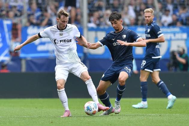 Fußball 2. Bundesliga 4. Spieltag VfL Bochum - SC Preußen Münster am 30.08.2025 im Vonovia Ruhrstadion in Bochum Joshua Mees ( Münster ), links - Cajetan Lenz ( Bochum ), rechts DFL regulations prohibit any use of photographs as image sequences and or quasi-video.