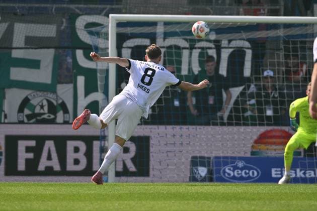 Joshua Mees (Preußen Münster) erzielt mit diesem Schuss das Tor zum 1:2 30.08.2025, Fussball 2. Bundesliga, Saison 2025 2026, 4. Spieltag, VfL Bochum - Preußen Münster DFL regulations prohibit any use of photographs as image sequences and or quasi-video Bochum Vonovia Ruhrstadion Nordrhein Westfalen Deutschland