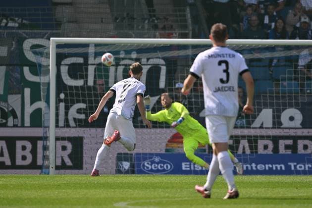 Joshua Mees (Preußen Münster) erzielt mit diesem Schuss das Tor zum 1:2 30.08.2025, Fussball 2. Bundesliga, Saison 2025 2026, 4. Spieltag, VfL Bochum - Preußen Münster DFL regulations prohibit any use of photographs as image sequences and or quasi-video Bochum Vonovia Ruhrstadion Nordrhein Westfalen Deutschland