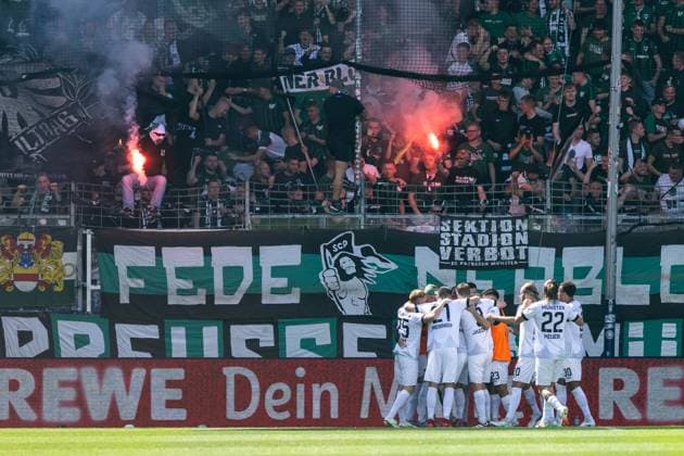 2. Fußball Bundesliga: VfL Bochum - SC Preußen Münster; 30.08.2025 SC Preußen Münster bejubelt das Tor mit den Fans vor dem Gästeblock, 2:1. 2. Fußball Bundesliga: VfL Bochum - SC Preußen Münster; Vonovia-Ruhrstadion, Bochum; 30.08.2025 DFL regulations prohibit any use of photographs as image sequences and or quasi video.